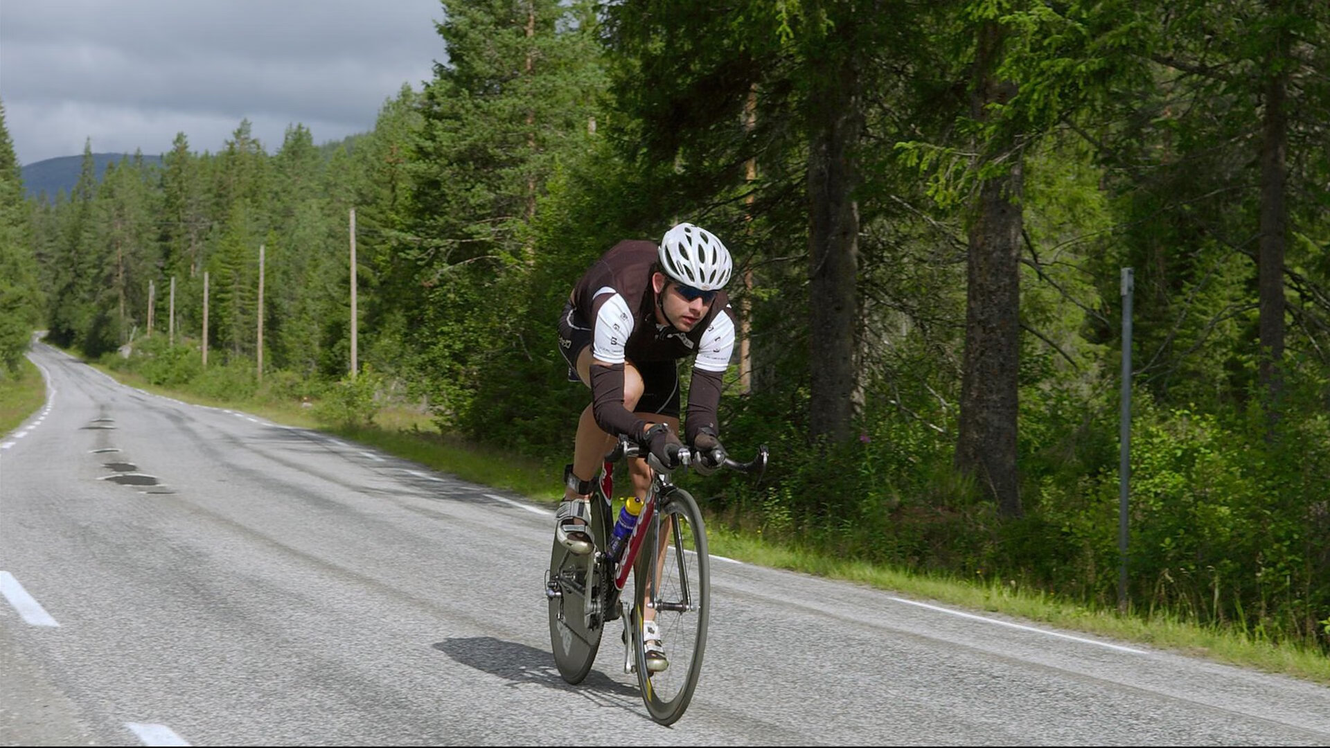 世界洞穴越野锦标赛 选手头灯与反光条在暗河岩壁间划出奇异光线